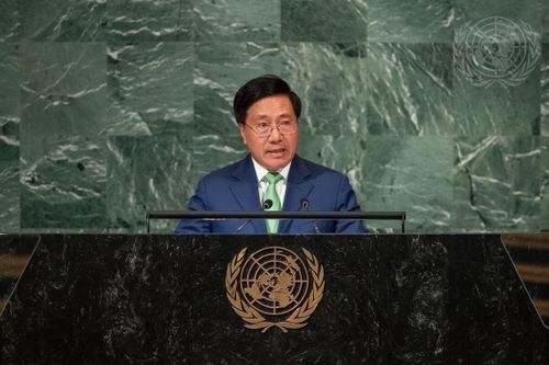 Phó Thủ tướng Phạm Bình Minh gặp Phó Thủ tướng Lào Saleumxay Kommasith