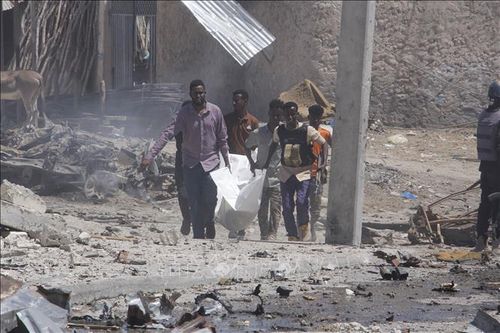 Đánh bom liều chết nhằm một căn cứ quân sự tại Somalia