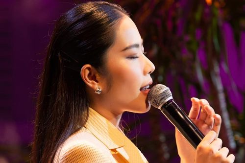 Đang hát mà bị mệt, Nam Em đưa luôn micro nhờ khán giả hát giúp