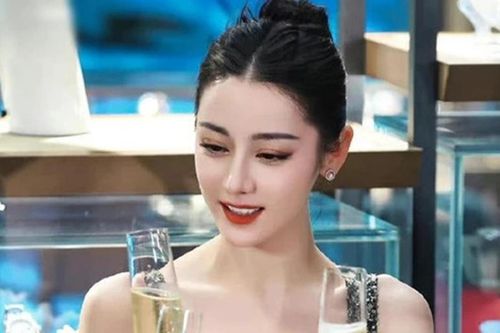 Chỉ với 3 từ này, Địch Lệ Nhiệt Ba đã ngầm thừa nhận sự khắc nghiệt của Cbiz