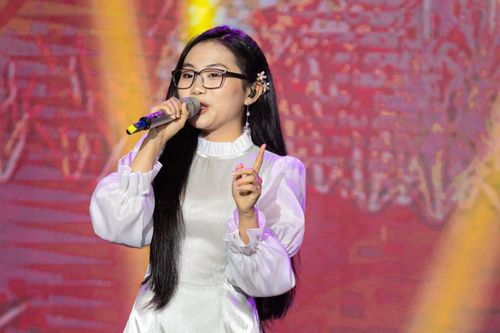 Gặp 'sự cố' bất ngờ khi biểu diễn, Phương Mỹ Chi 'chữa cháy' cực nhanh tránh tình huống 'muối mặt'