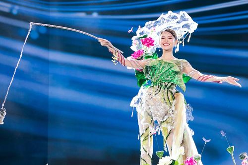 Màn trình diễn trang phục dân tộc của Á hậu Thùy Dung 'gây bão', lý do đằng sau là gì?