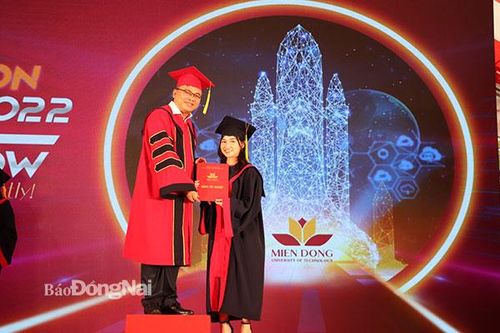 Đại học Công nghệ Miền Đông trao bằng tốt nghiệp cho 326 cử nhân, dược sĩ