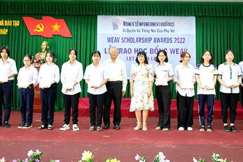 Trao 55 suất học bổng cho học sinh, sinh viên nữ có hoàn cảnh khó khăn