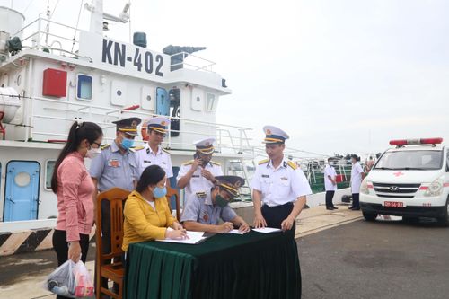 Bàn giao ngư dân bị bệnh cho gia đình và địa phương