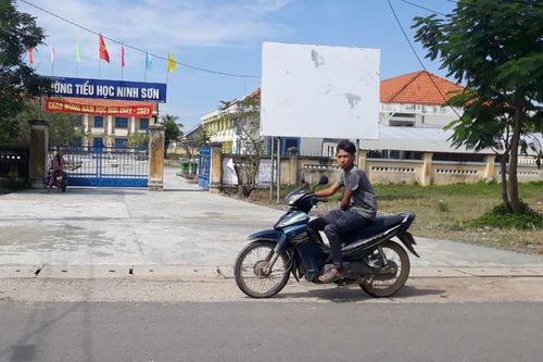 Pa nô tuyên truyền bị mờ cũ, không còn thấy nội dung