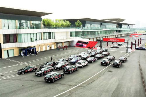Lái xe Mercedes-Benz trên đường đua F1 Hà Nội