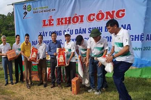Câu lạc bộ Tennis báo chí Nghệ An xây dựng cầu cho bà con bản Na