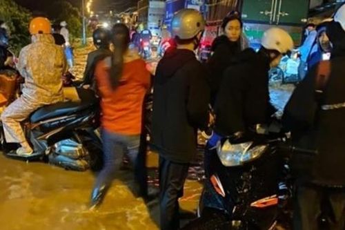 Mải miết tìm người bị nước cuốn trôi, không ngờ nạn nhân... đang ở nhà