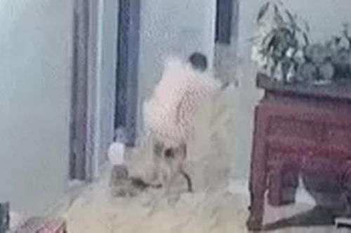 Lời khai của người mẹ đạp gãy xương đùi con trai