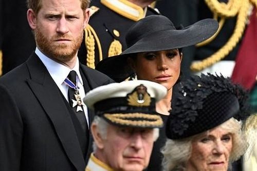 Harry 'không ăn tối với Charles và William' ngày Nữ hoàng băng hà vì giận dỗi