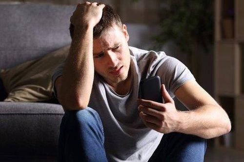 Bị 'ngó lơ', chàng trai bàng hoàng phát hiện bạn gái mình là đàn ông sau 2 năm yêu say đắm