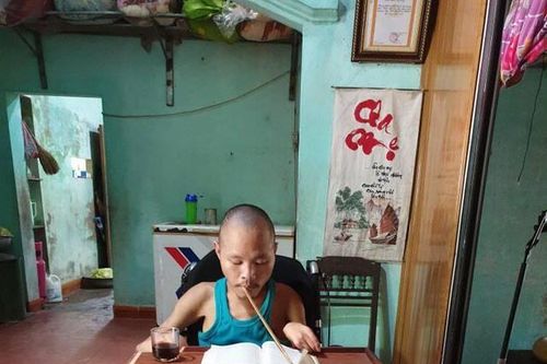 Nghị lực phi thường của chàng thanh niên vẽ tranh bằng miệng