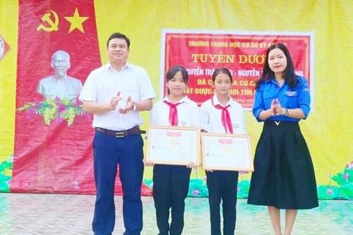 Tặng giấy khen cho học sinh lớp 6 nhặt được của rơi trả người đánh mất