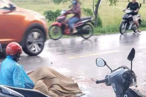 Xe ô tô phóng như bay, chạy lấn làn tông chết bà bầu