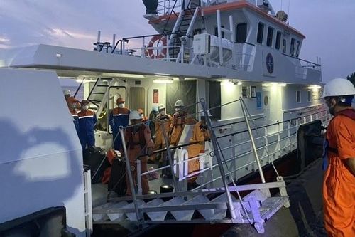 Cứu 14 người trên tàu nước ngoài gặp nạn