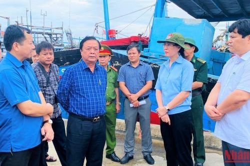 Bộ trưởng Lê Minh Hoan kiểm tra công tác phòng, chống bão tại Quảng Ngãi