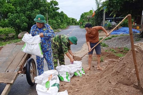 Quảng Trị người dân khẩn trương chằng chống nhà cửa, trường học