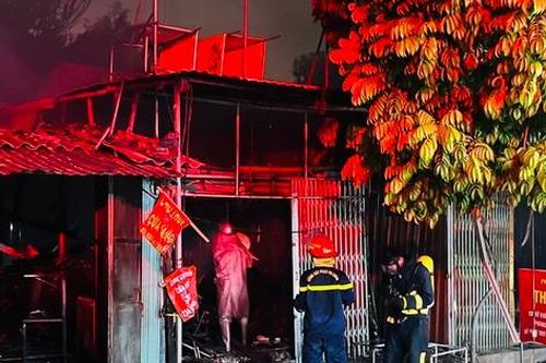 Hà Nội: Cháy lớn quán 'hát cho nhau nghe' tại quận Hoàng Mai