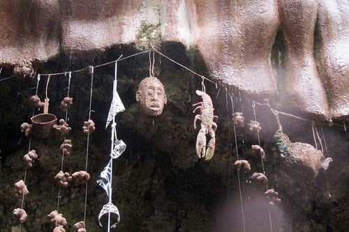 Kỳ lạ giếng nước cổ 'hóa đá' mọi thứ bên trong
