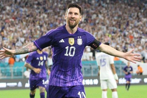 PSG và Barca 'tranh giành' Messi