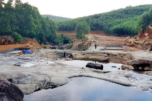 Xử phạt chủ đầu tư khu du lịch ngang nhiên bạt đồi, chặn suối
