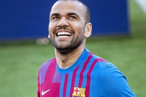 Dani Alves có hiềm khích với Ronaldo