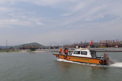 Trên đường đi neo đậu tránh bão, một thuyền viên rơi xuống biển mất tích