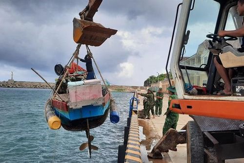Các đơn vị BĐBP tích cực hướng dẫn 51 tàu thoát ra khỏi vùng nguy hiểm của bão số 4