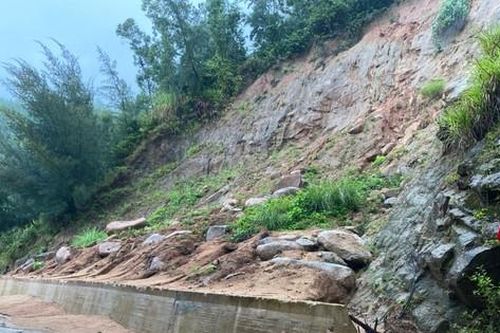 Tuyến đường ven biển Hà Tĩnh bị sạt lở, di dời 13 hộ dân
