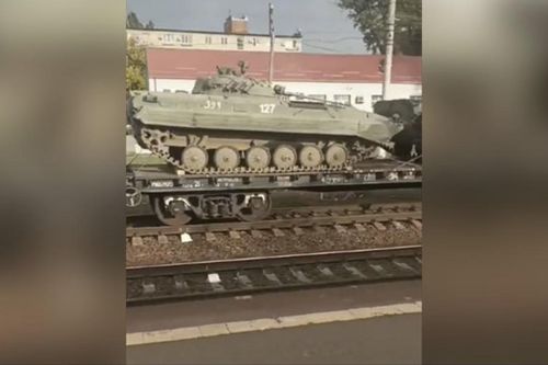 Ukraine tung video Nga lấy xe tăng cổ trong kho ra dùng
