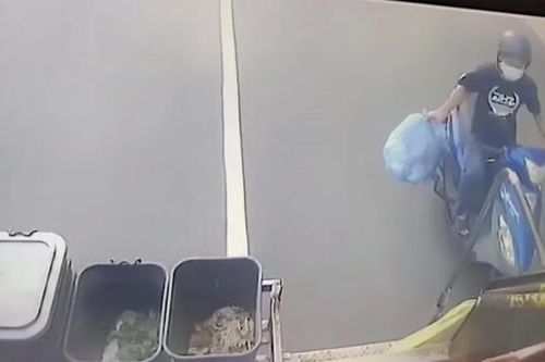 Thanh niên đi xe máy ngã sấp mặt vì cố vứt rác lên ô tô