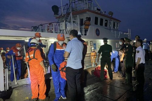 Chạy đua với bão Noru, cứu kịp thời 14 thuyền viên trên tàu nước ngoài hỏng máy