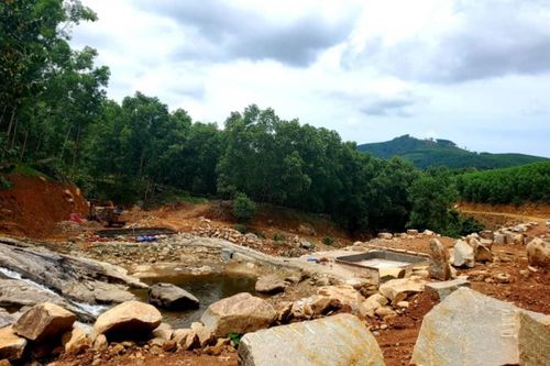 Tự ý ngăn suối xây khu du lịch sinh thái hàng trăm m2 giữa rừng