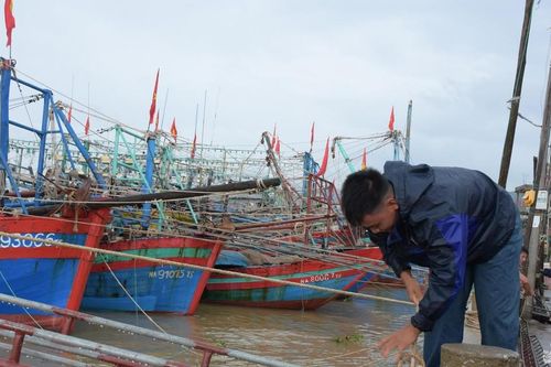 Nghệ An: Các địa phương ven biển khẩn trương cho tàu thuyền vào neo trú
