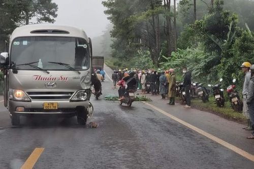 Xe khách va chạm với xe máy, hai học sinh thương vong