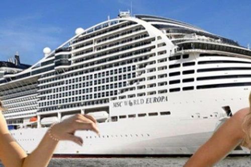 WAGs Anh góp tiền thuê 'Cung điện nổi' ở Qatar