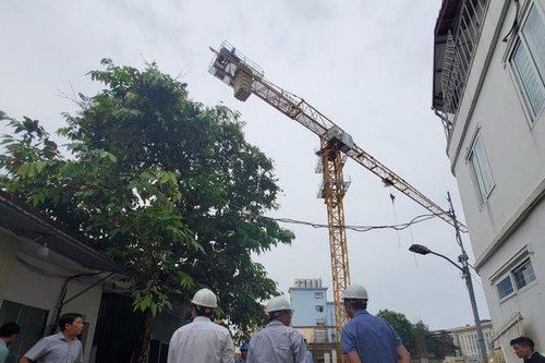 Huế đảm bảo an toàn các cần cẩu trên cao trước khi bão số 4 đổ bộ