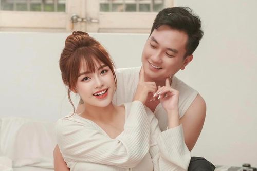 Anh Tuấn 'Phố trong làng' chào đón quý tử đầu lòng với bà xã kém 11 tuổi