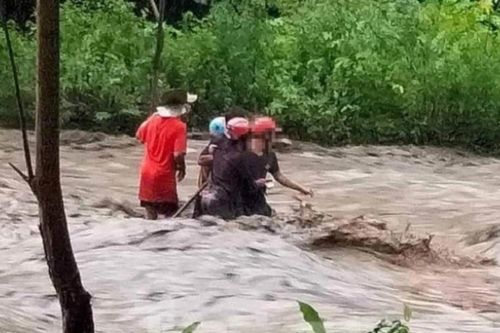 Xuyên đêm tìm người bị lũ cuốn trôi, không ngờ vị trí hiện tại của nạn nhân