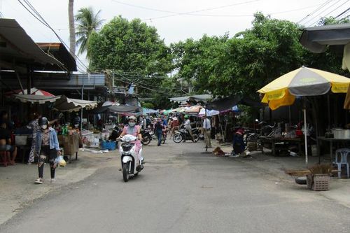 Buôn bán lấn chiếm vỉa hè, lòng đường