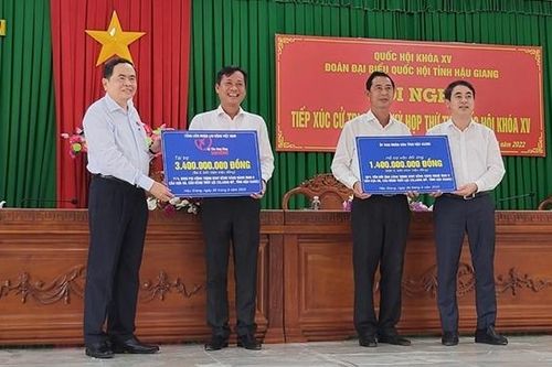 Phó Chủ tịch Thường trực Quốc hội Trần Thanh Mẫn trao tặng tỉnh Hậu Giang kinh phí nâng cấp, sửa chữa 2 tuyến giao thông nông thôn