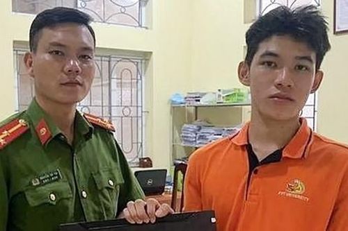 Chàng sinh viên vui mừng nhận lại tài sản quan trọng bị bỏ quên