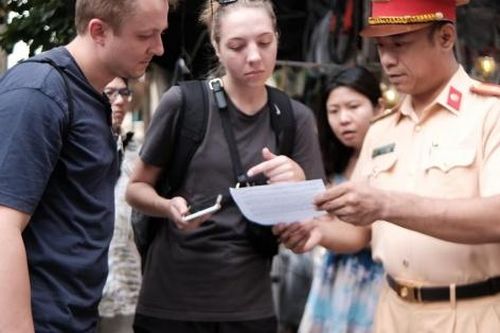 Phát tờ rơi nhắc nhở du khách tại phố cà phê đường tàu