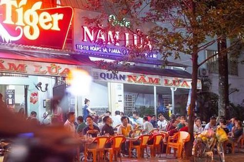 TPHCM: 'Đường kiểu mẫu' tái diễn cảnh lấn chiếm vỉa hè làm nơi buôn bán