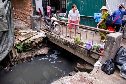 Người dân khốn khổ, hơn chục năm sống cạnh con mương ô nhiễm ở Hà Nội
