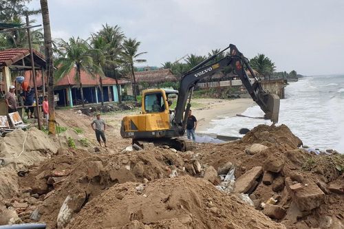Chủ nhà hàng ven biển Cửa Đại chi trăm triệu gia cố bờ kè, ứng phó siêu bão Noru