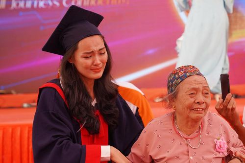 Xúc động hình ảnh bà nội 83 tuổi vượt gần 2.000km dự lễ tốt nghiệp của cháu gái