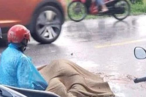 Thanh Hóa: Trên đường đi lấy hàng về, 1 phụ nữ mang thai bị xe tông tử vong