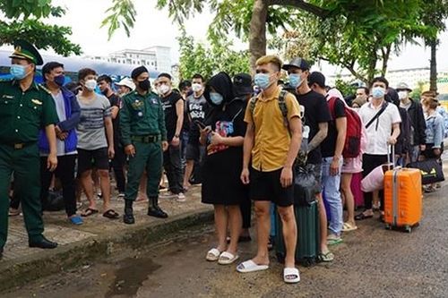 Chua chát trở về từ 'thiên đường việc nhẹ lương cao'